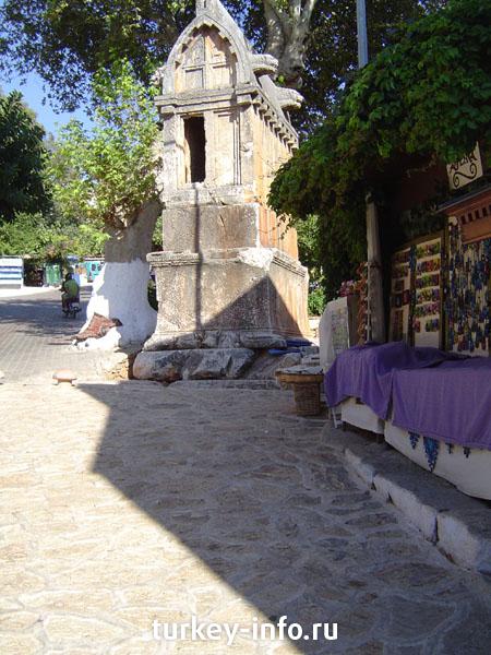 Ликийская гробница в конце улочки