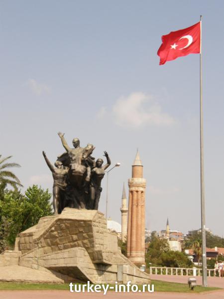 Мечеть Эвли и паматник Ататюрку