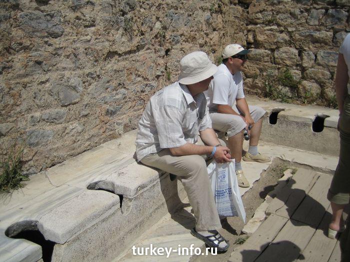 Эфес, древнеримские туалеты и вполне современные туристы