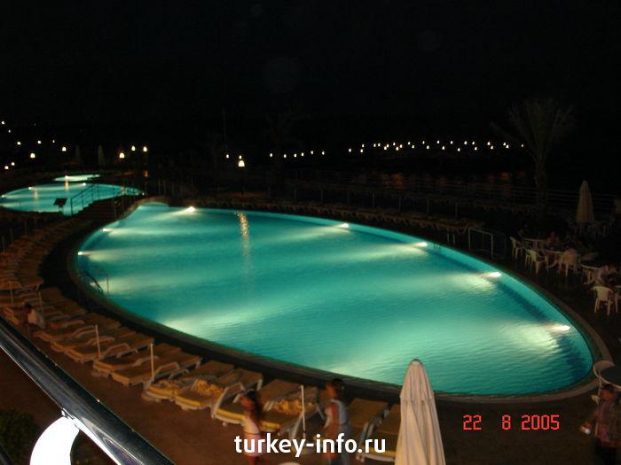 Ночной вид на бассейн