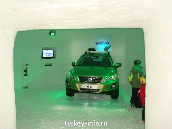 Рекламщики, заценити! В ледяном иглу на горе (чуть ниже 3000 м) стоит машина Volvo! Вот это рекламный ход производителя!