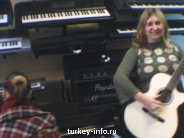 играем в турецком магазине на разных инструментах