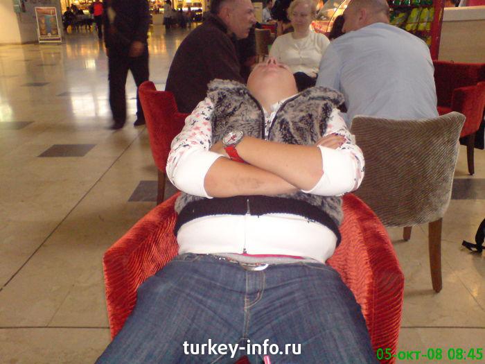 после закрытия Ауры ...уснула в аэропорту