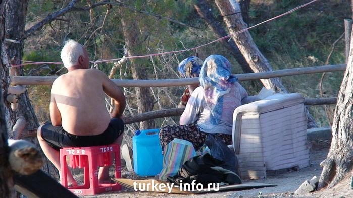 А это турецкий трудовой народ так отдыхает. Внизу обрыва находится пляж.