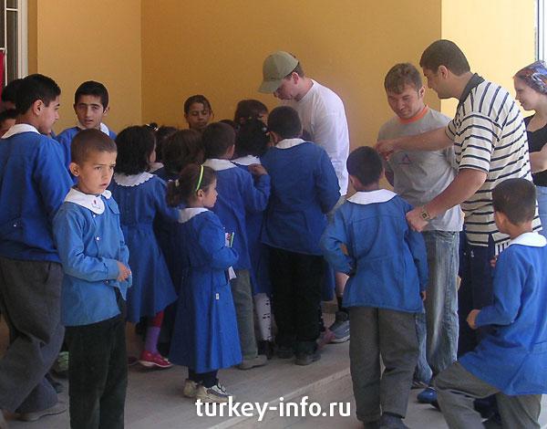 Кормление конфетами турецких детей в начальной школе