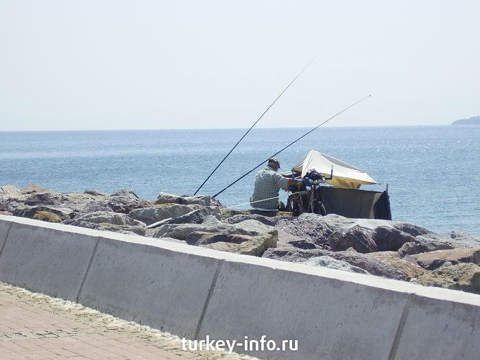 Рыбаки на берегу Мраморного моря