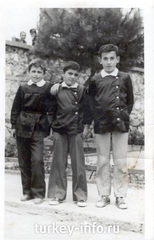 Турецкие мальчики. 1974 год. Это не те, которые курортные. Это еще давнишние. Слева - мой жОних