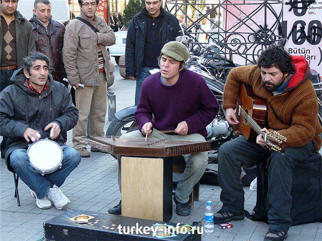 Уличные музыканты на Истикляле (группа Alatav)