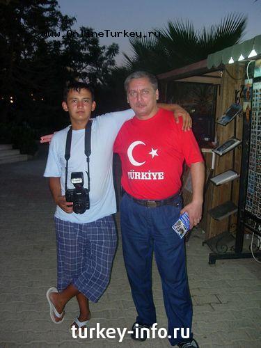 Аланья,Турция.        Друг многих русских туристов-Захар(справа).