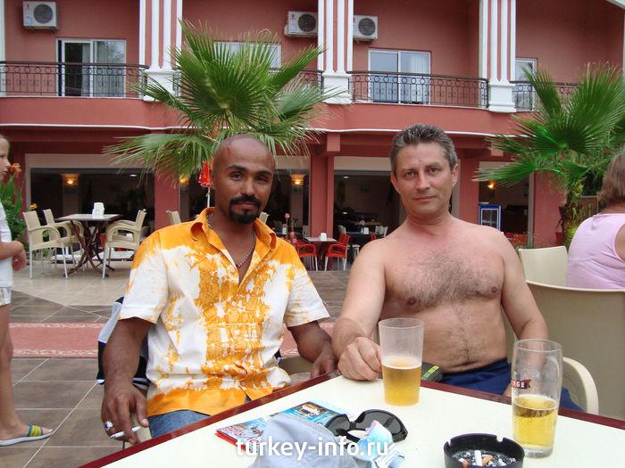 Наш друг Саша (справа) с управляющим отеля Димой