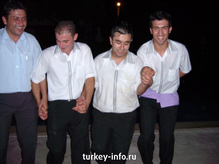 турецкие официанты после работы