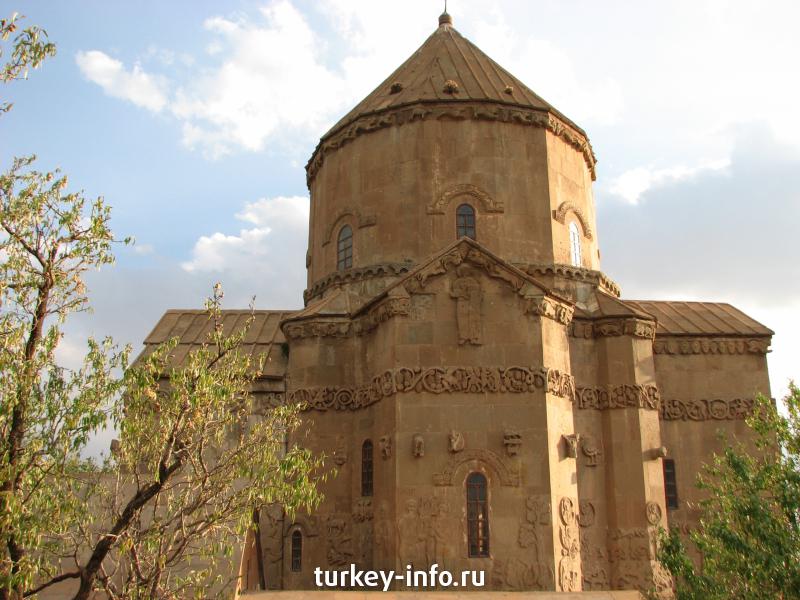 Здание Армянской церкви на острове Ахтамар
