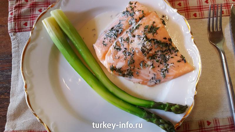 Флие лосося с соусом из сливок из сыра с голубой плесенью.